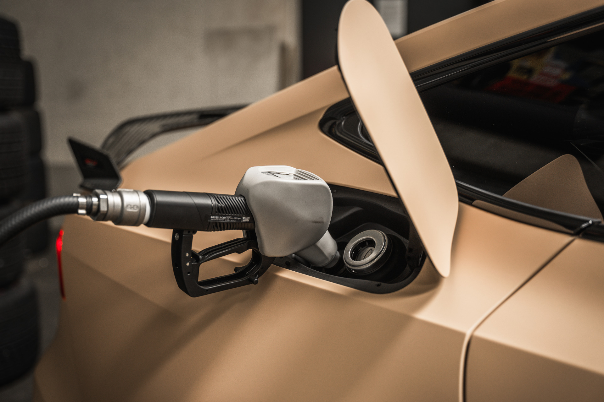 Nahaufnahme Einfüllstutzen Liquid im Auto