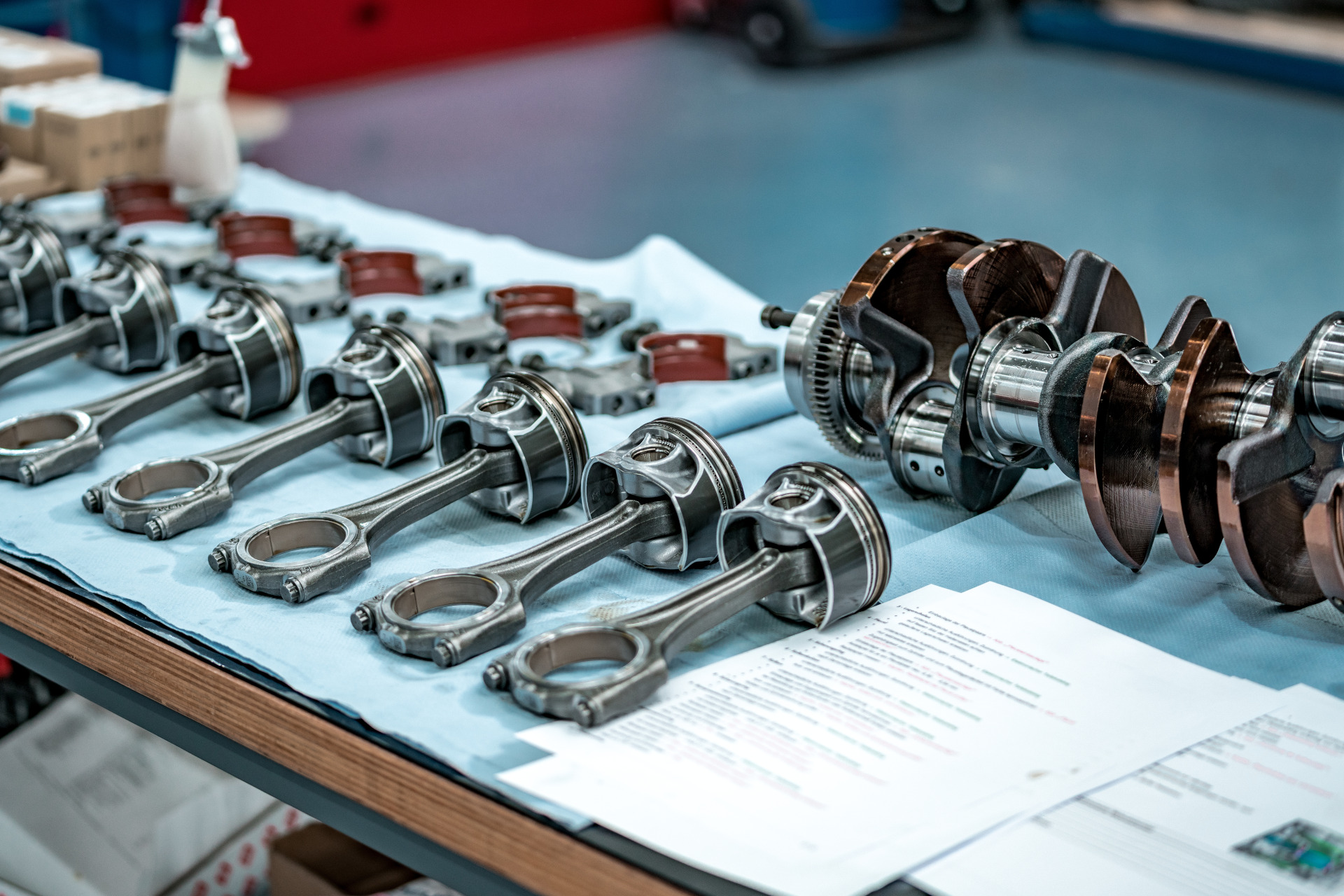 Nahaufnahme Teile vom Motorumbau