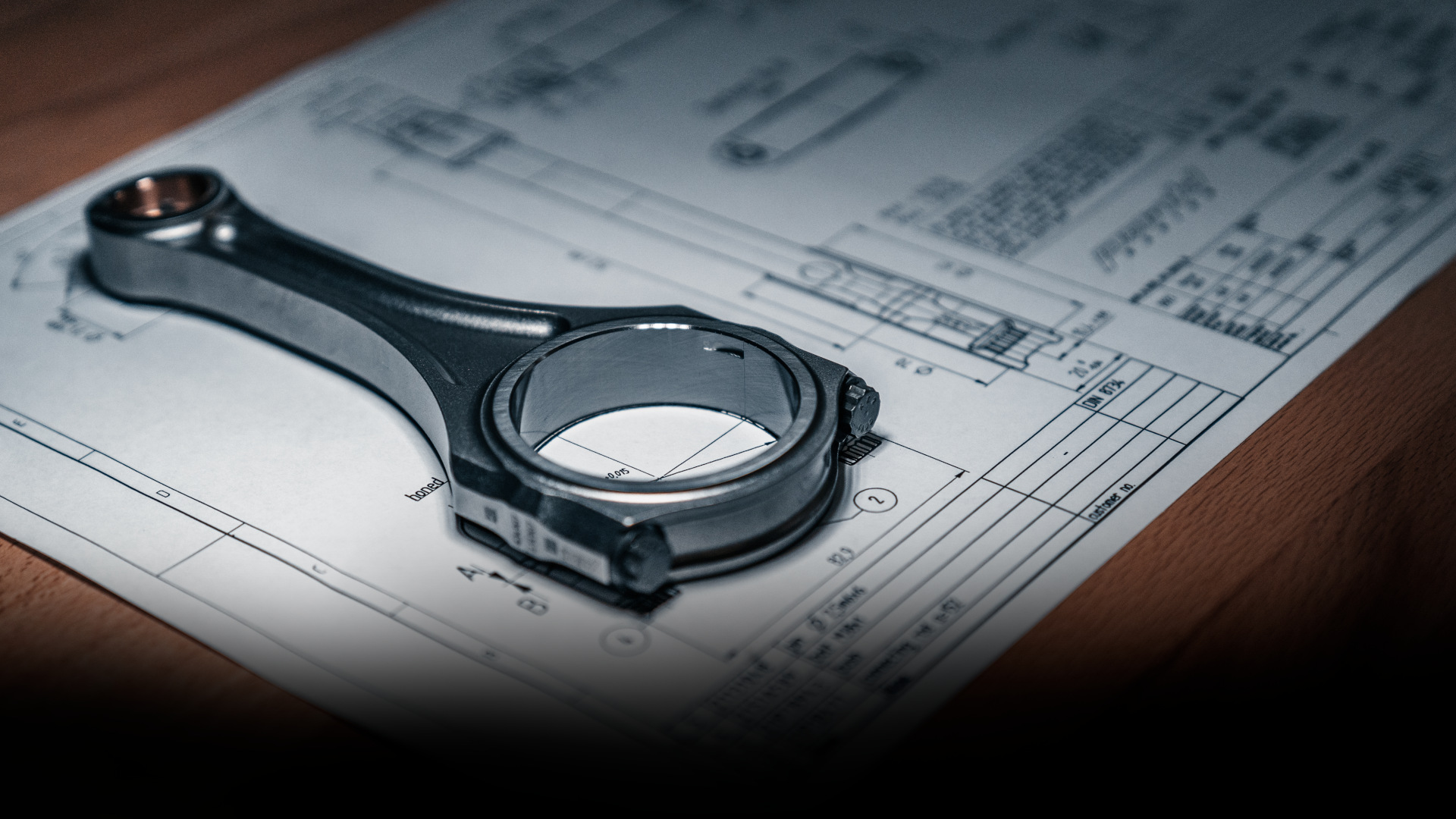 Schraubenschlüssel liegt auf Datenblatt