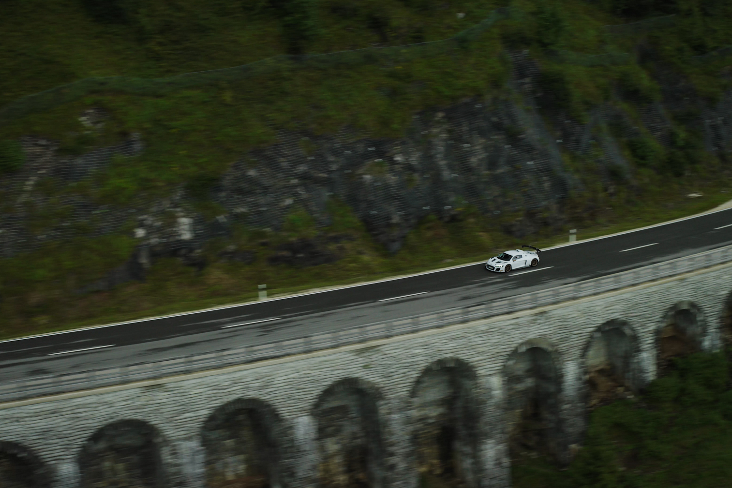 schwarz-weißer XGT aus der Ferne aus der Seitenansicht auf einer Brücke