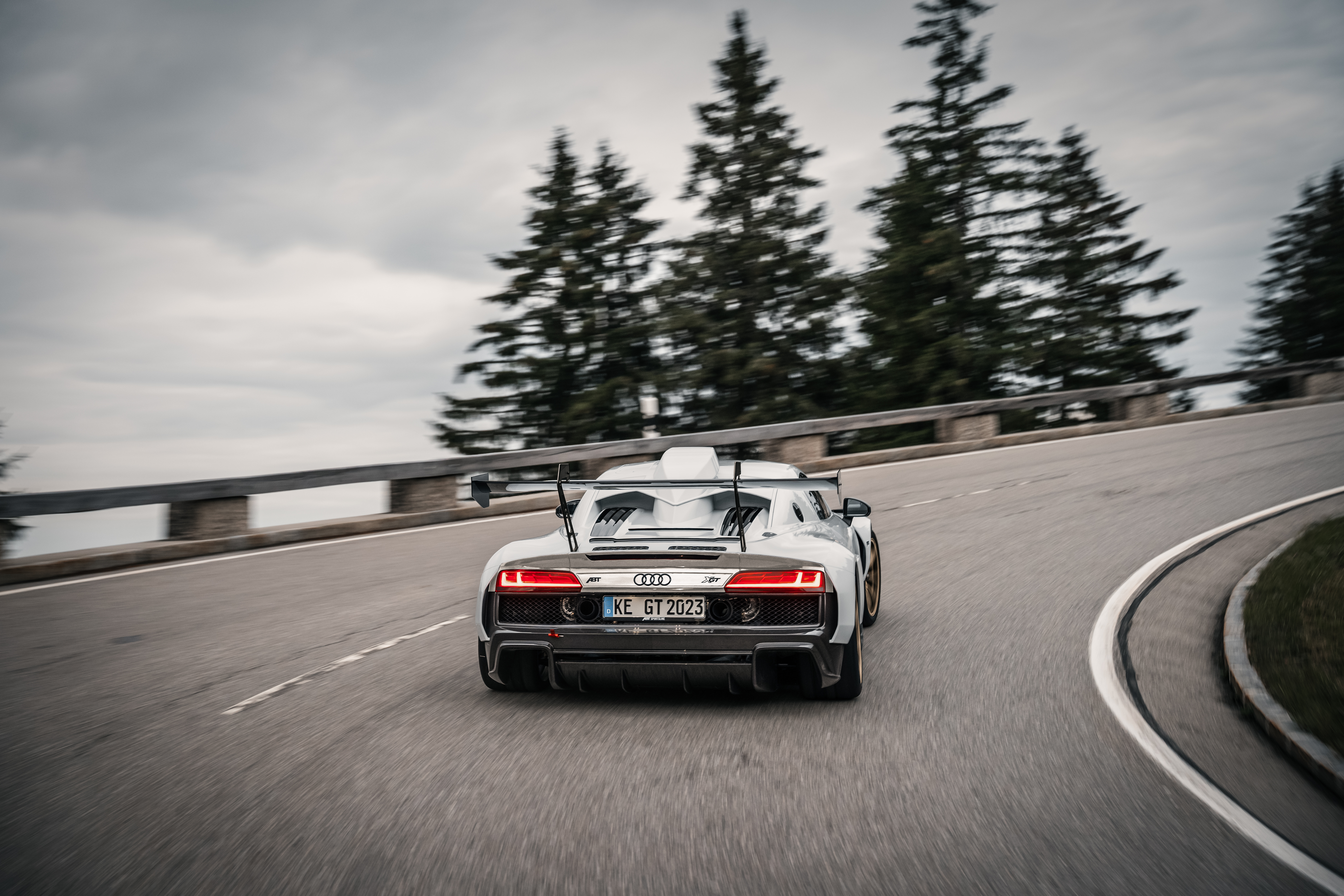 schwarz-weißer XGT aus der Heckansicht beim Fahren auf der Straße 