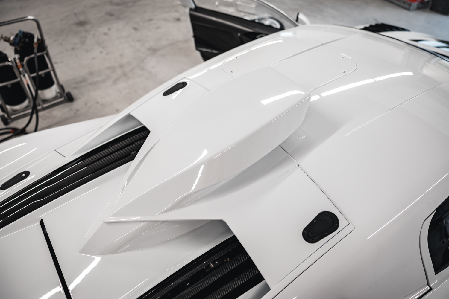 Nahaufnahme Lufteinlass auf Dach von schwarz-weißem XGT