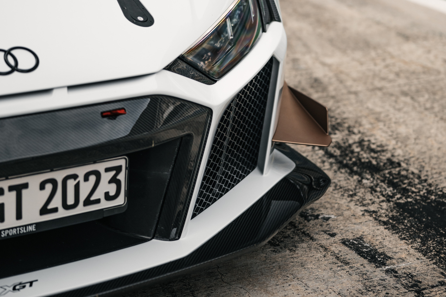 Nahaufnahme von einer Seite der Front von einem schwarz-weißen XGT