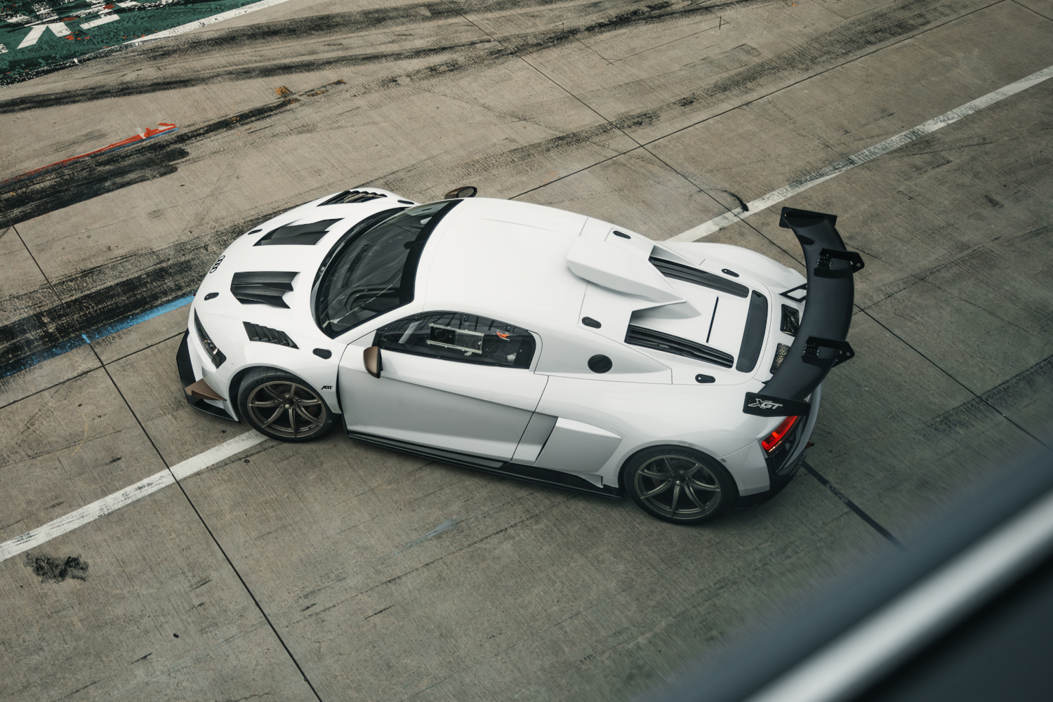 schwarz-weißer XGT aus der seitlichen Vogelperspektive auf der Rennstrecke 