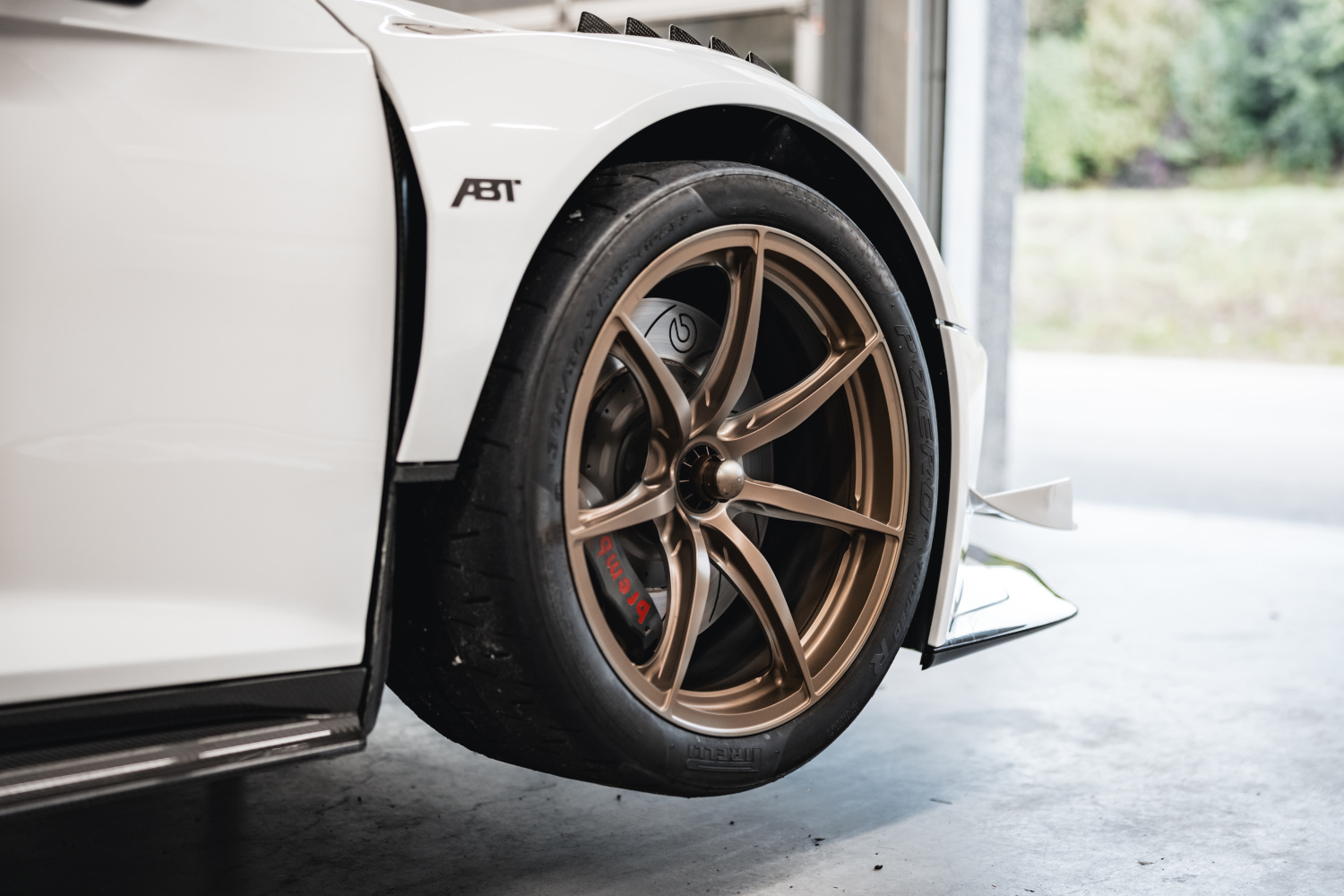 Nahaufnahme von bronzefarbenen Rad auf Hebenbühne von schwarz-weißem XGT