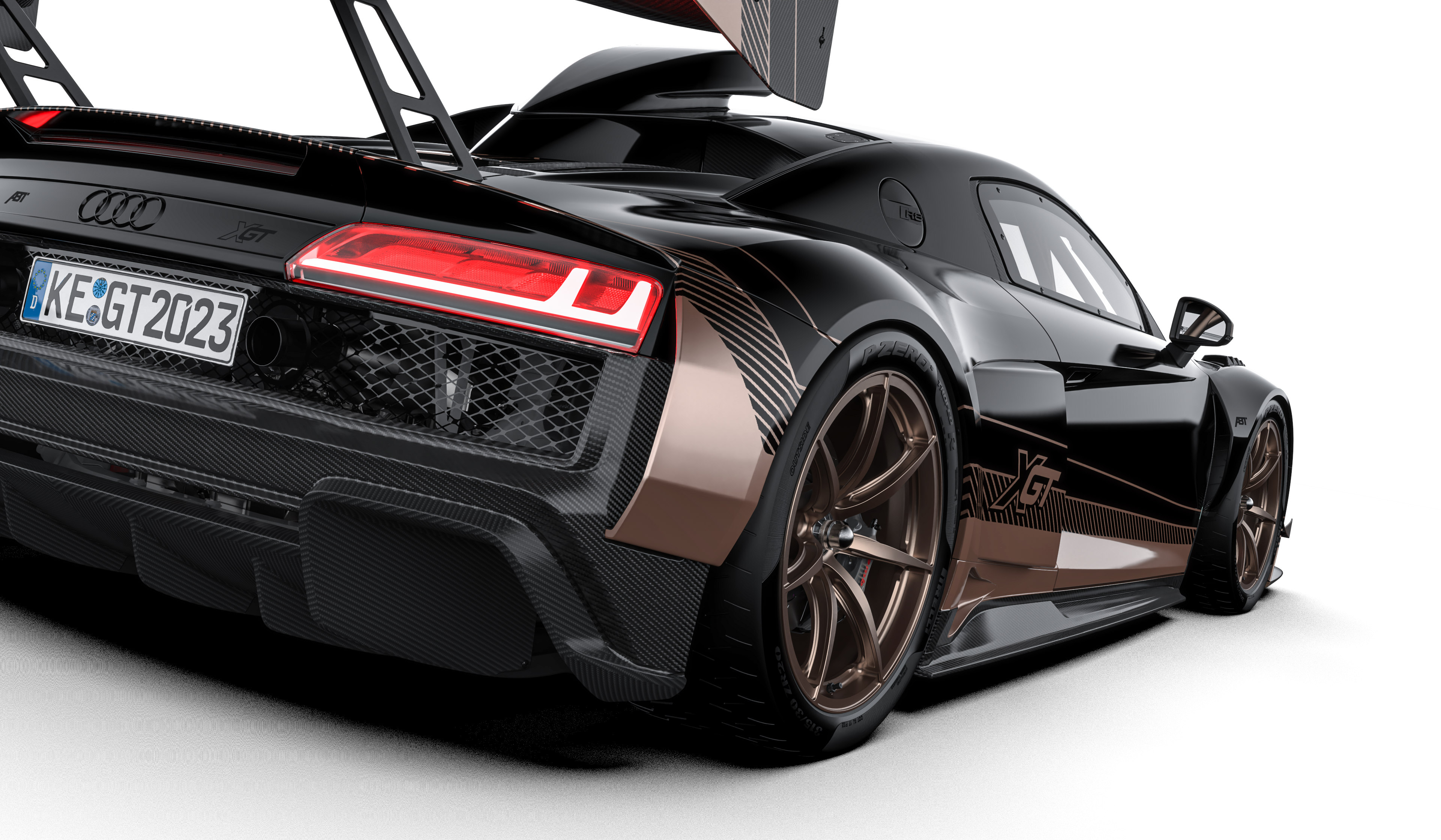 schwarz-bronzener XGT aus der seitlichen Heckansicht