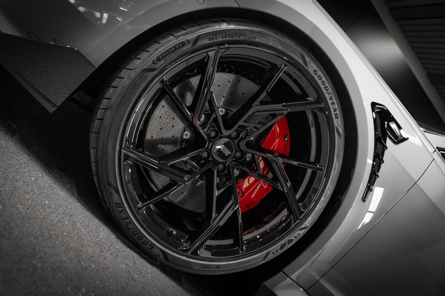 Nahaufnahme schwarze Felge 