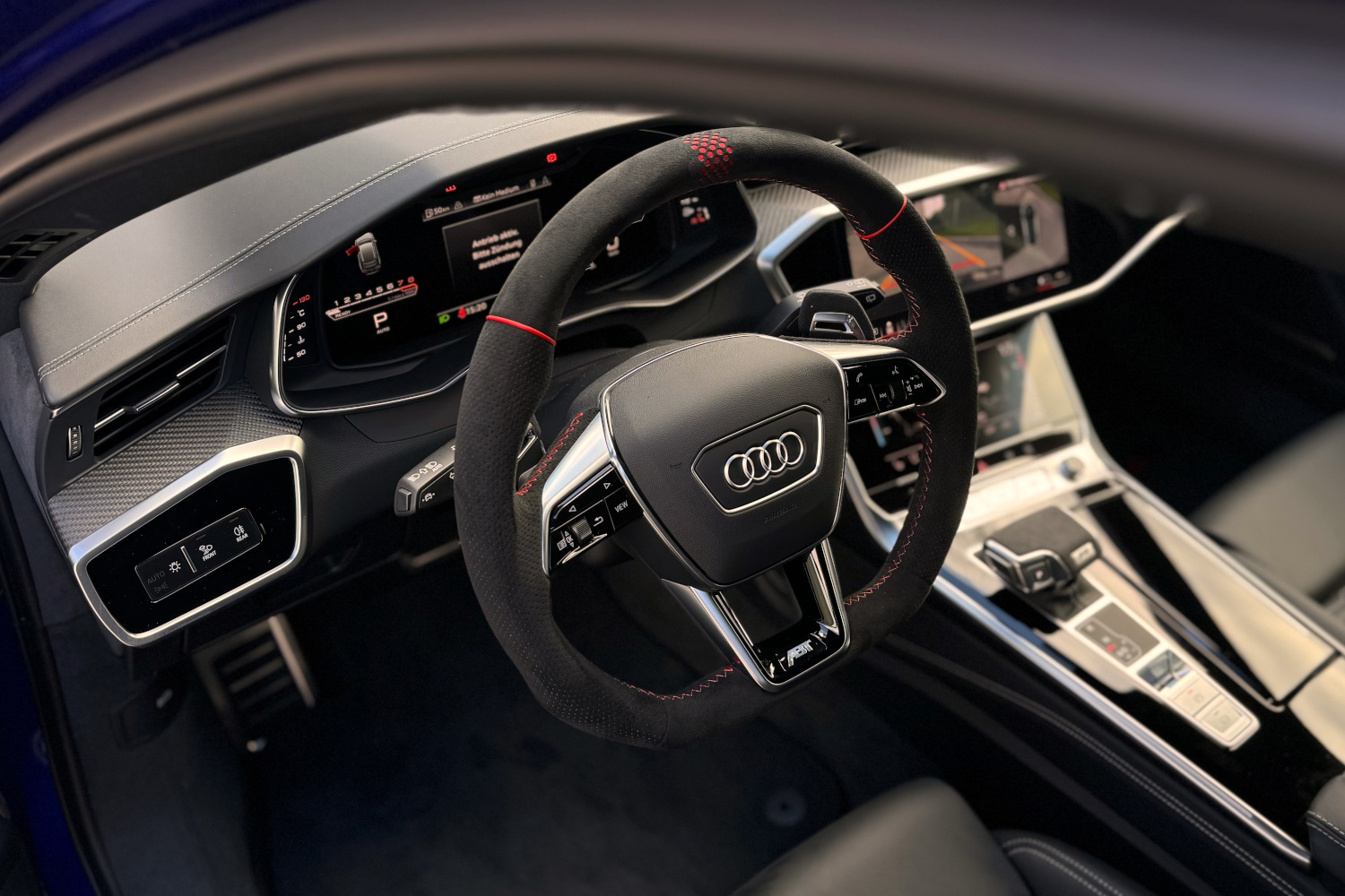 Nahaufnahme Innenraum und Lenkrad