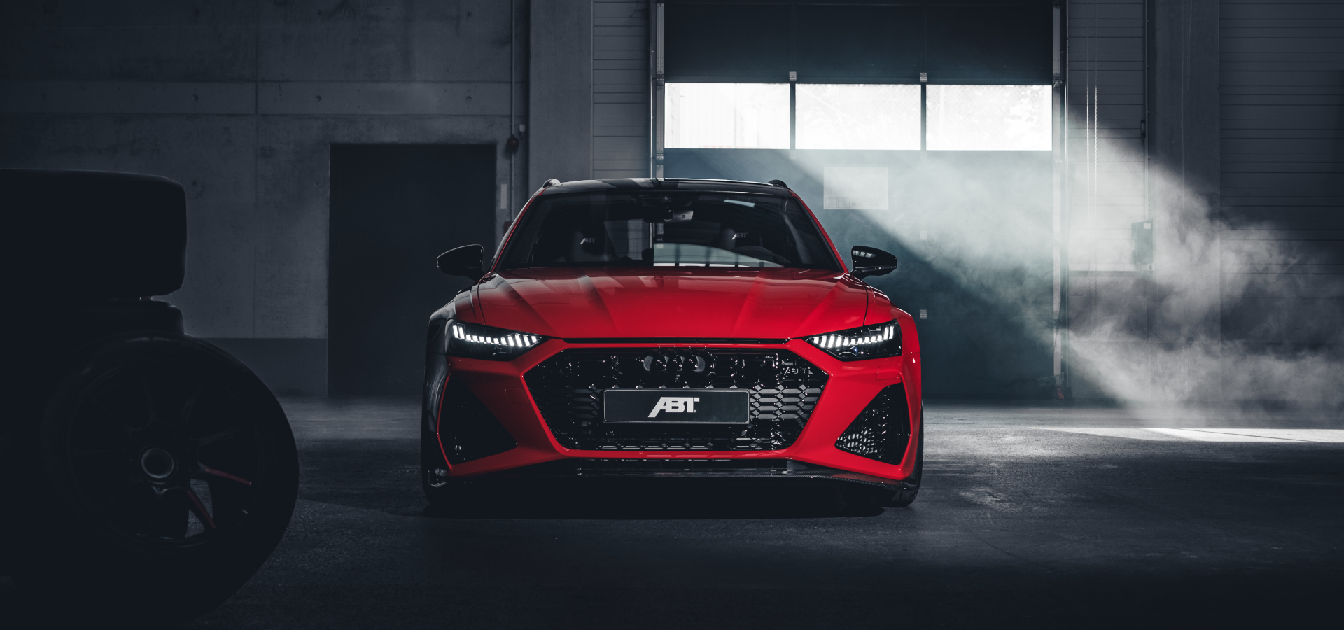 roter RS6-S aus der Frontansicht in Halle vor Garagentor 