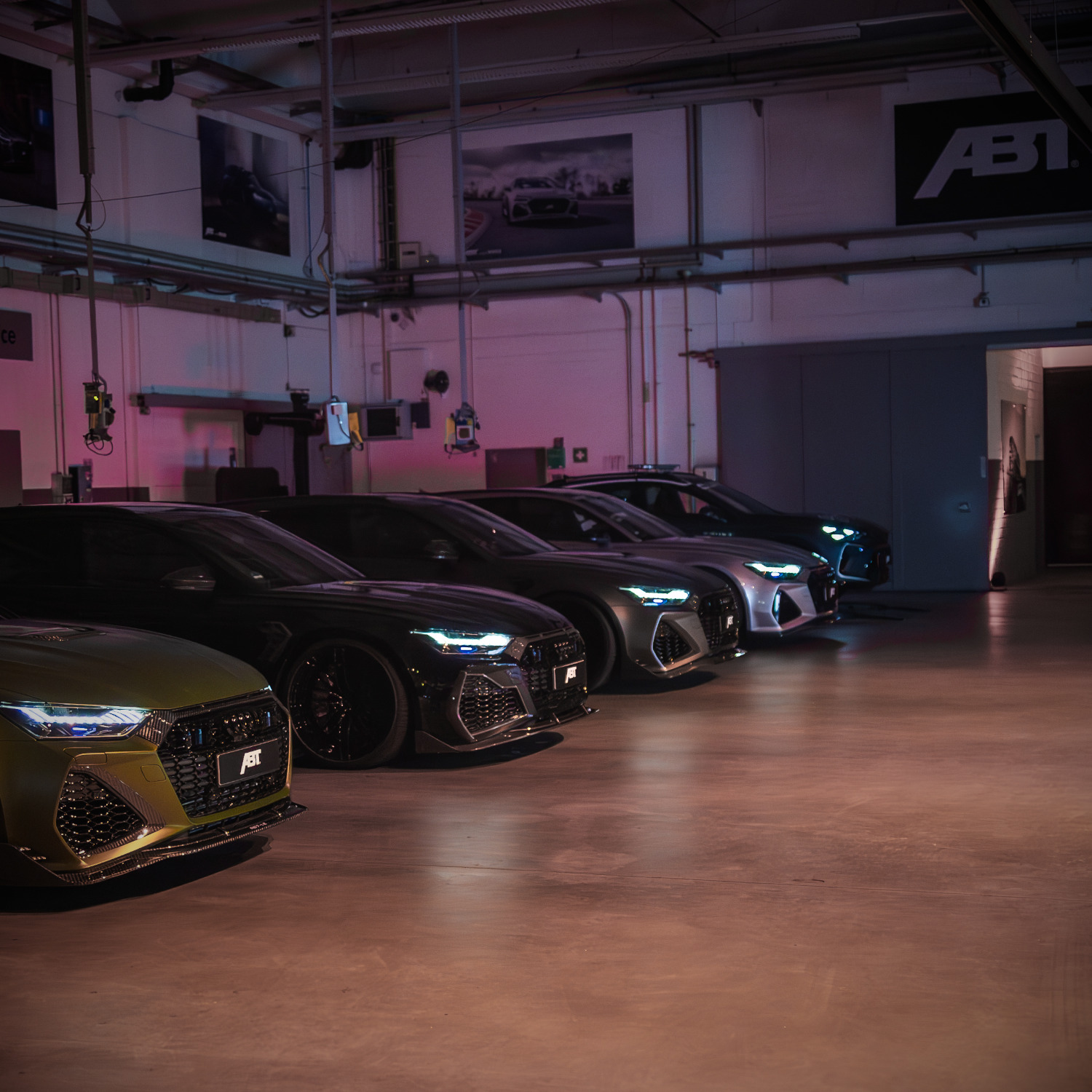 Blick auf fünf Fahrzeuge in unserer Werkstatt