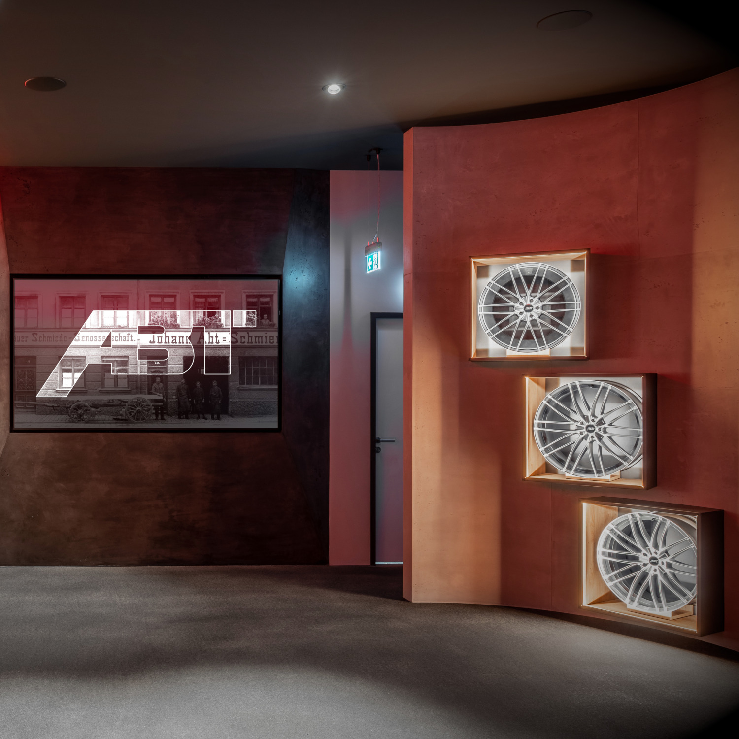 Blick auf Felgen an der Wand