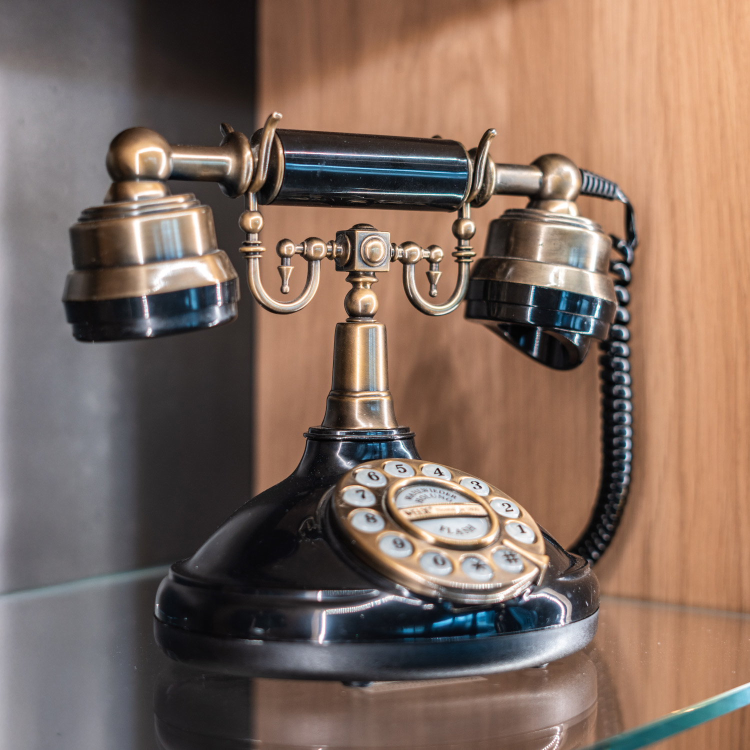 altes Telefon mit Drehrad