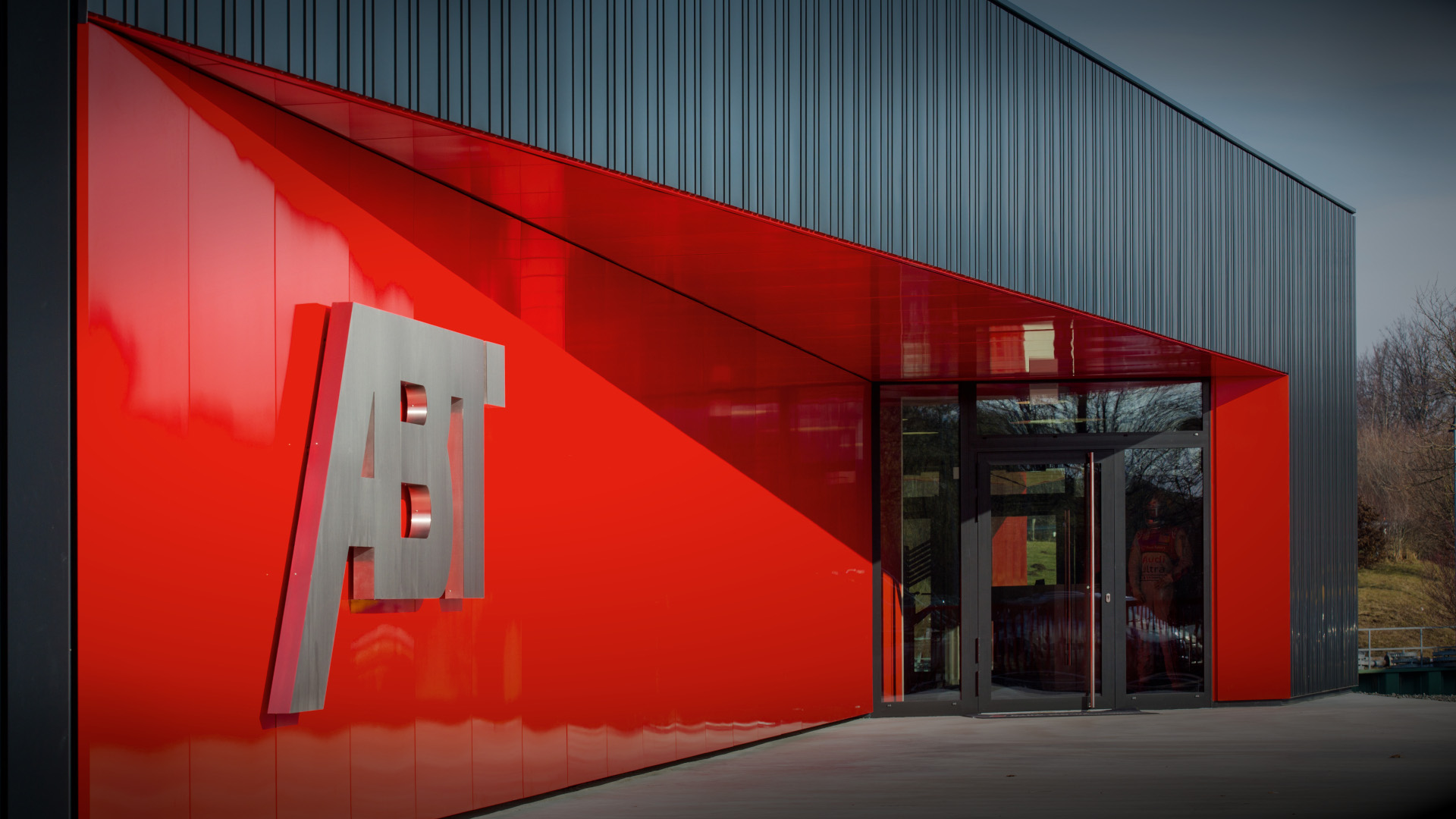 Blick auf das ABT Motorsport Gebäude von außen