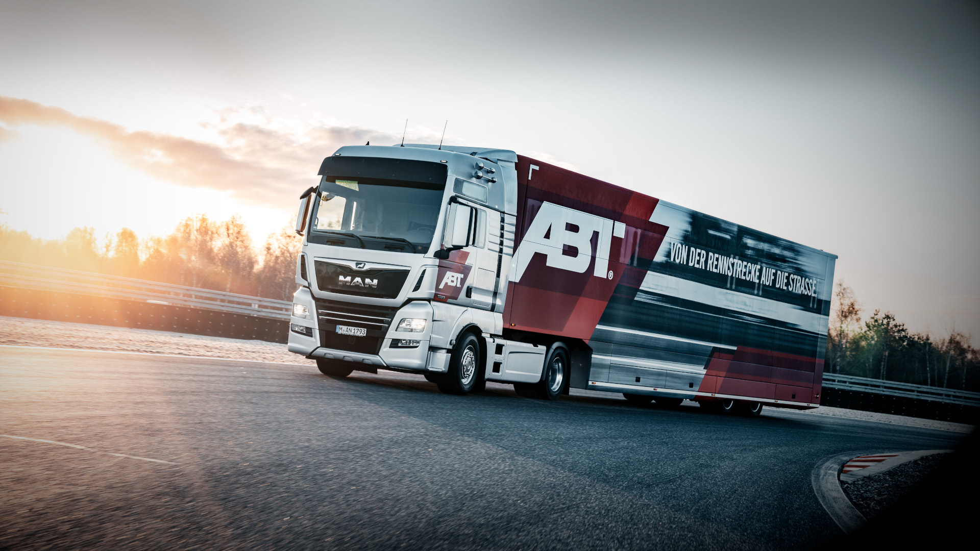 Bild eines ABT-Motorsport-LKW's auf der Rennstrecke