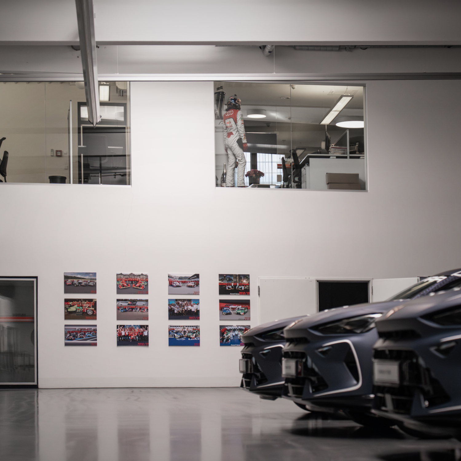 Blick aus der Halle auf die Motorsportbüros