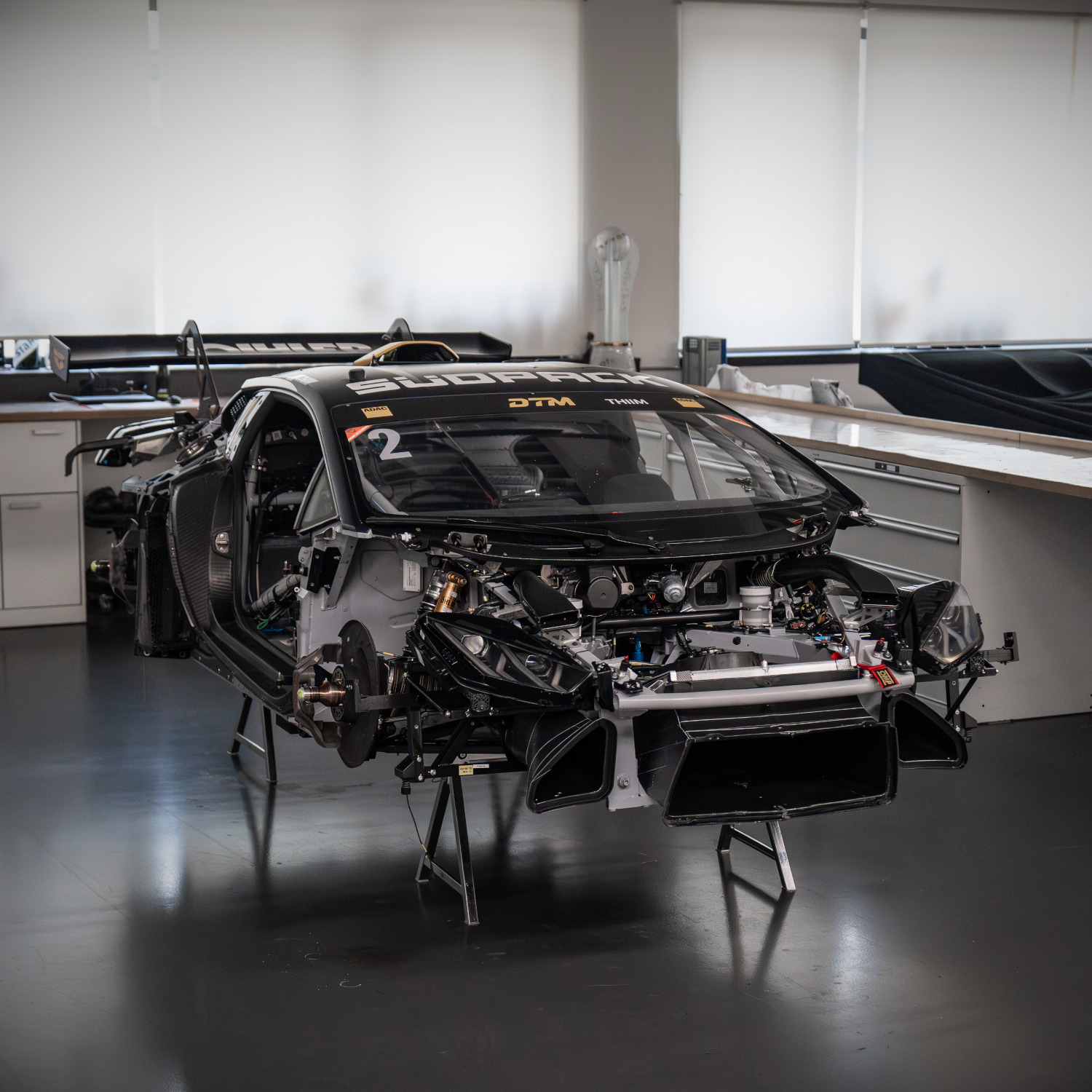 Blick auf aufgebockten DTM-Lambo