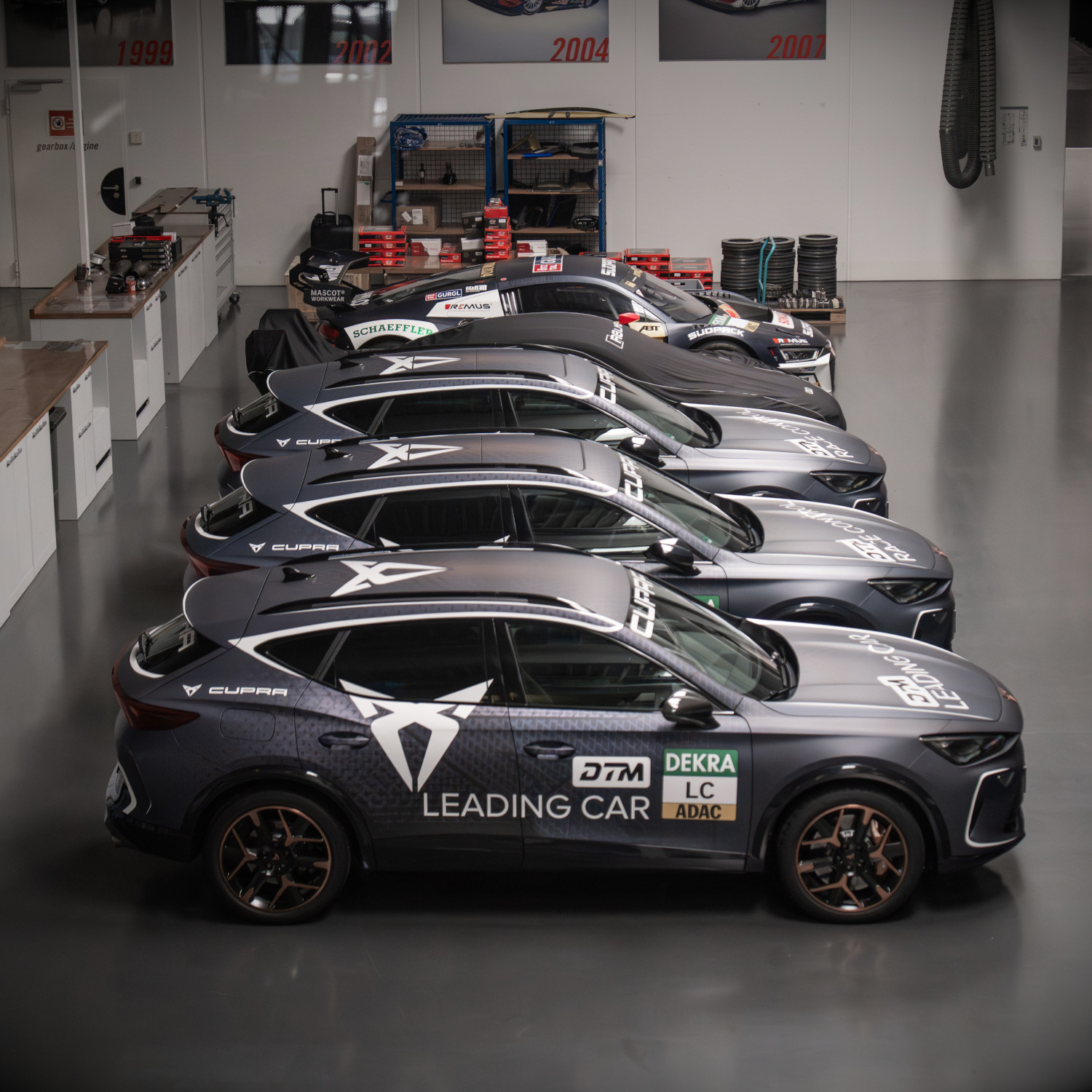 seitlicher Blick auf alle DTM Safety Cars in der Motorsporthalle