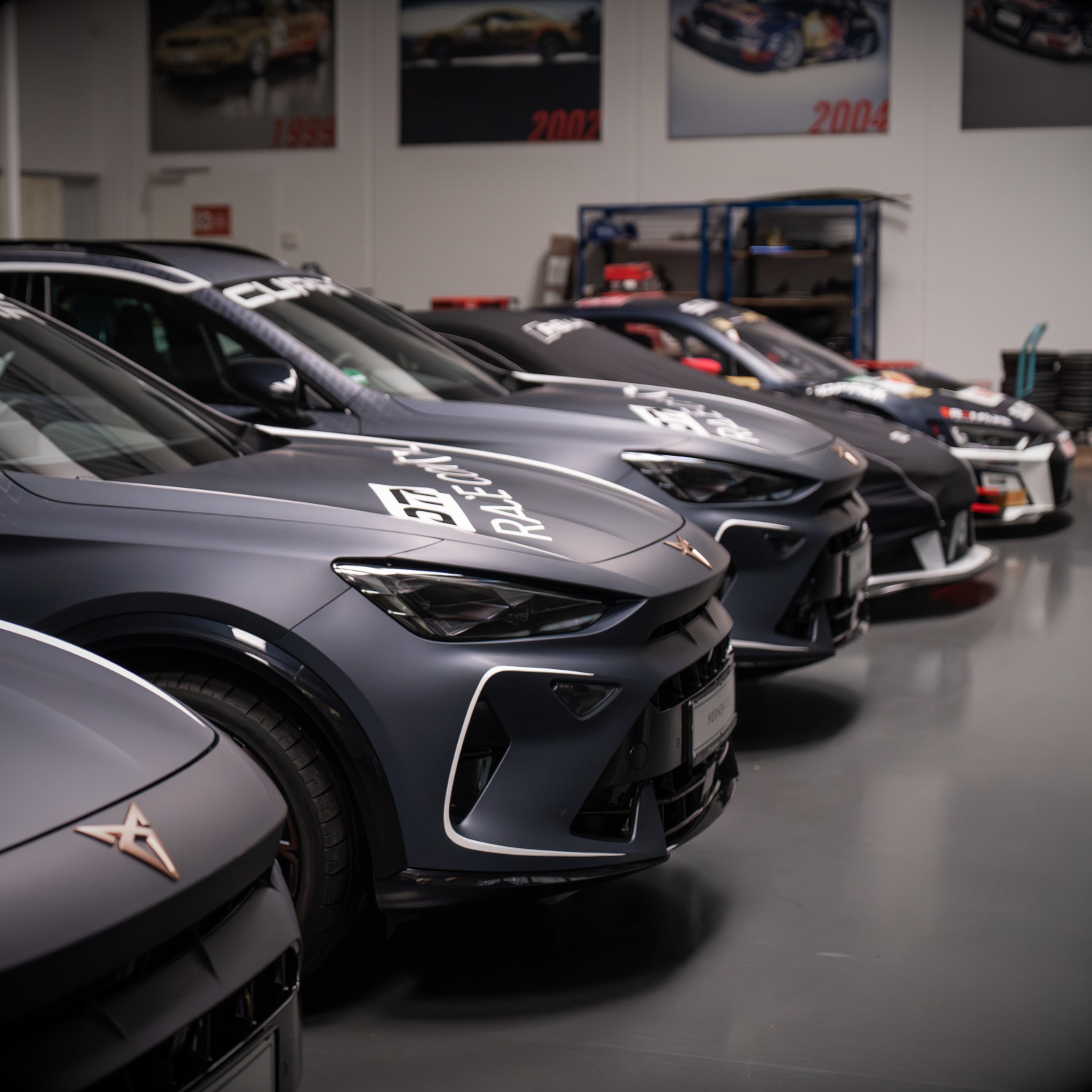 frontal seitlicher Blick auf Safety Cars aufgereiht