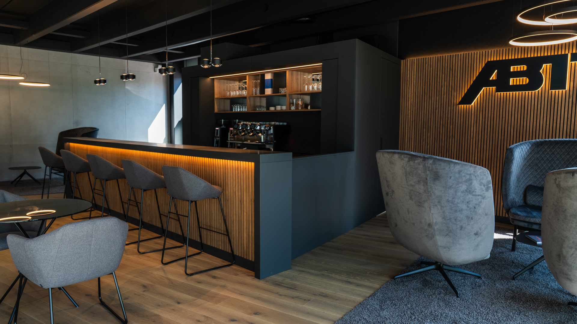 Gesamtansicht der Bar mit Sitzecke 