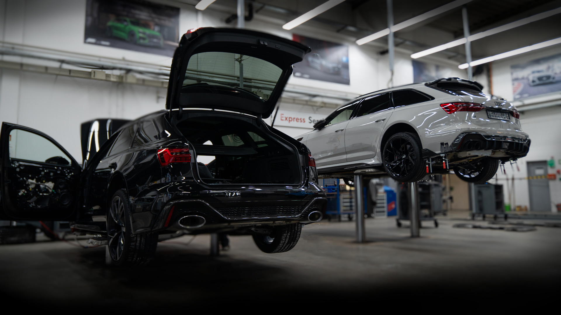 Blick auf zwei aufgebockte Fahrzeuge in der Werkstatt