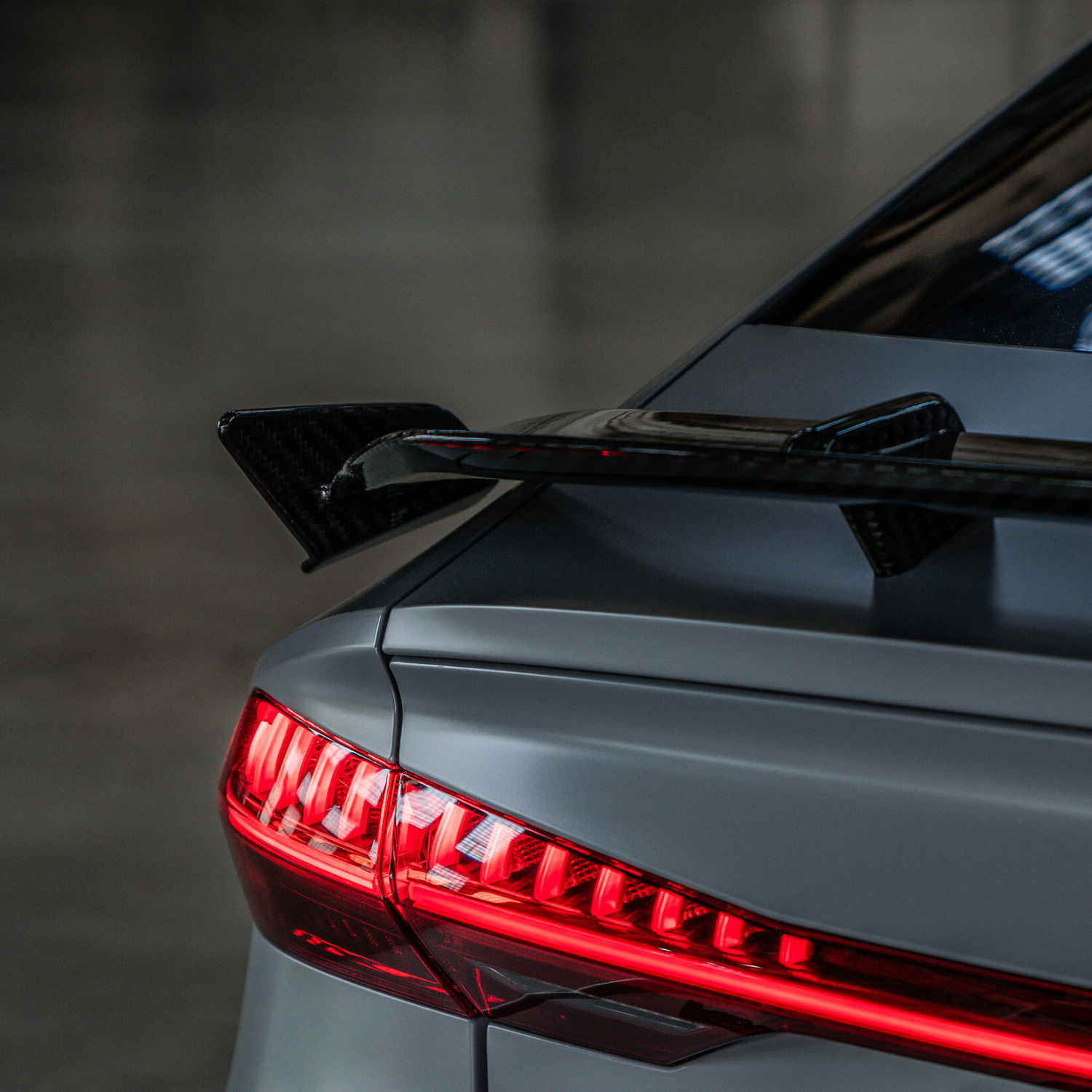 Nahaufnahme Heckleuchte und Heckspoiler 