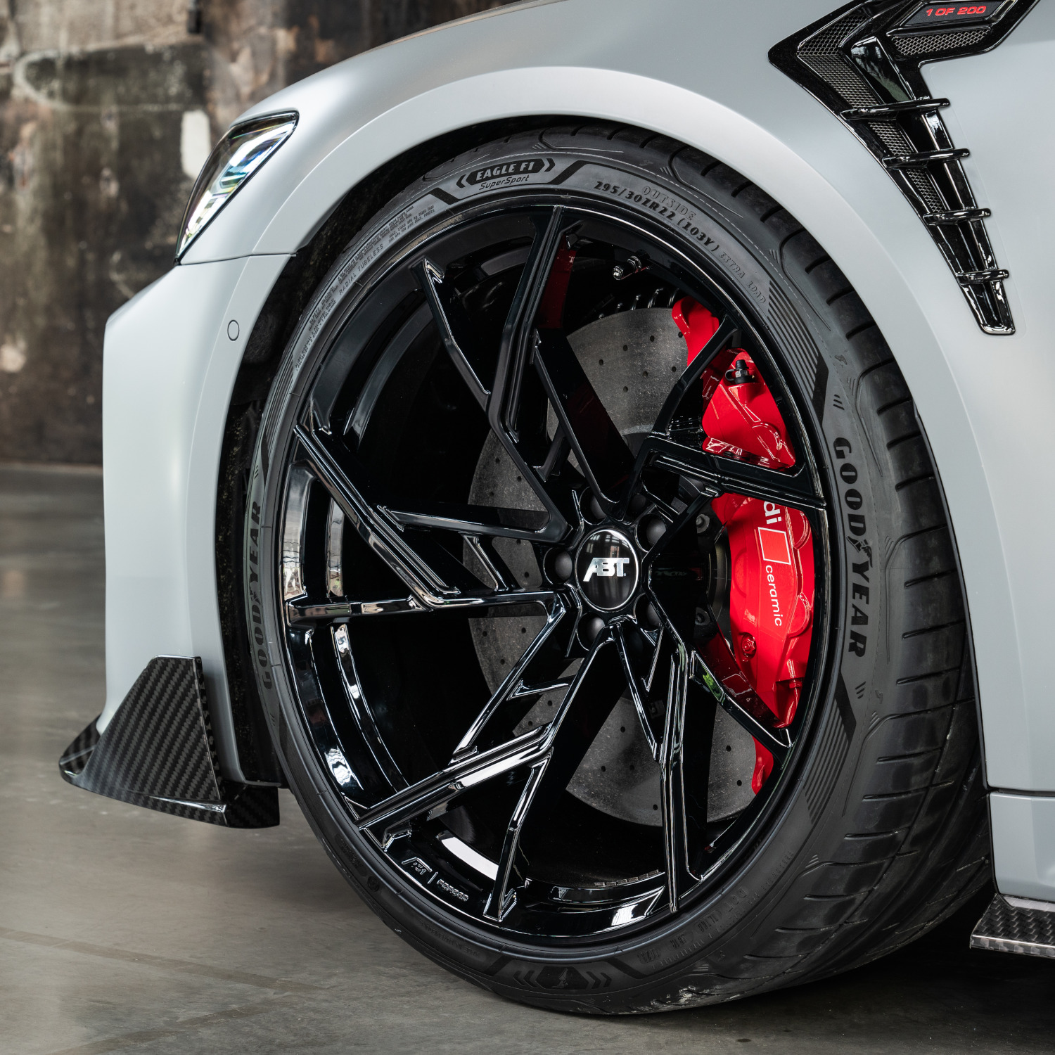 Nahaufnahme schwarze ABT Felge