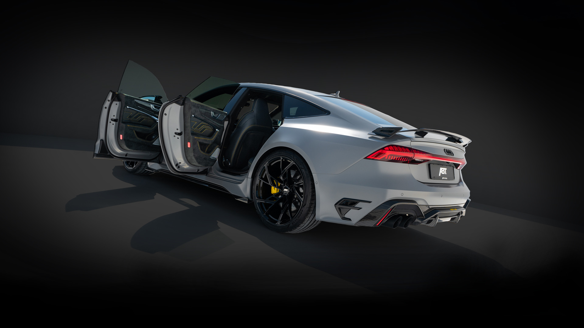 grauer RS7-LE aus der seitlichen Heckansicht in schwarzem Raum 