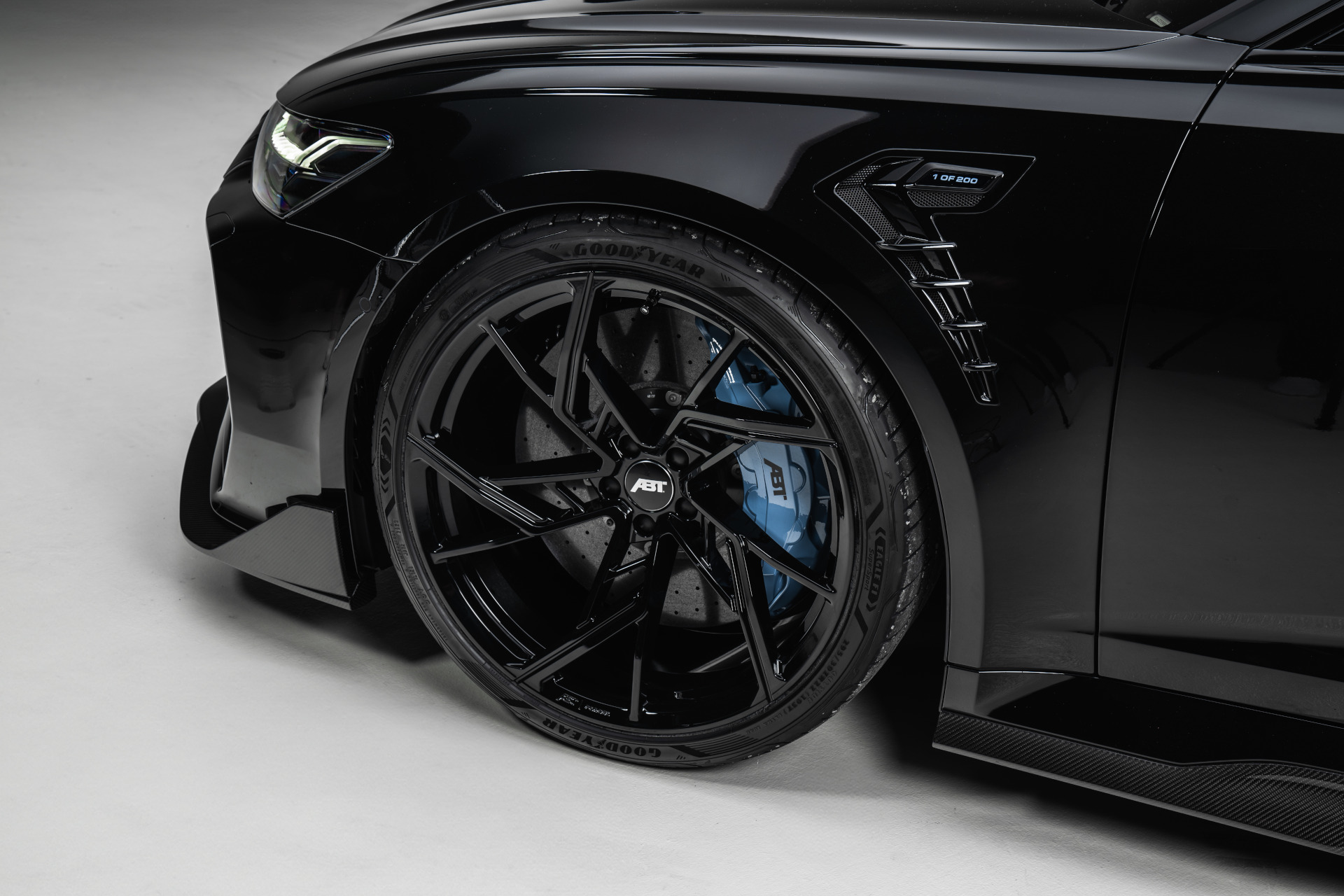 Nahaufnahme Felge mit blauen Bremssätteln