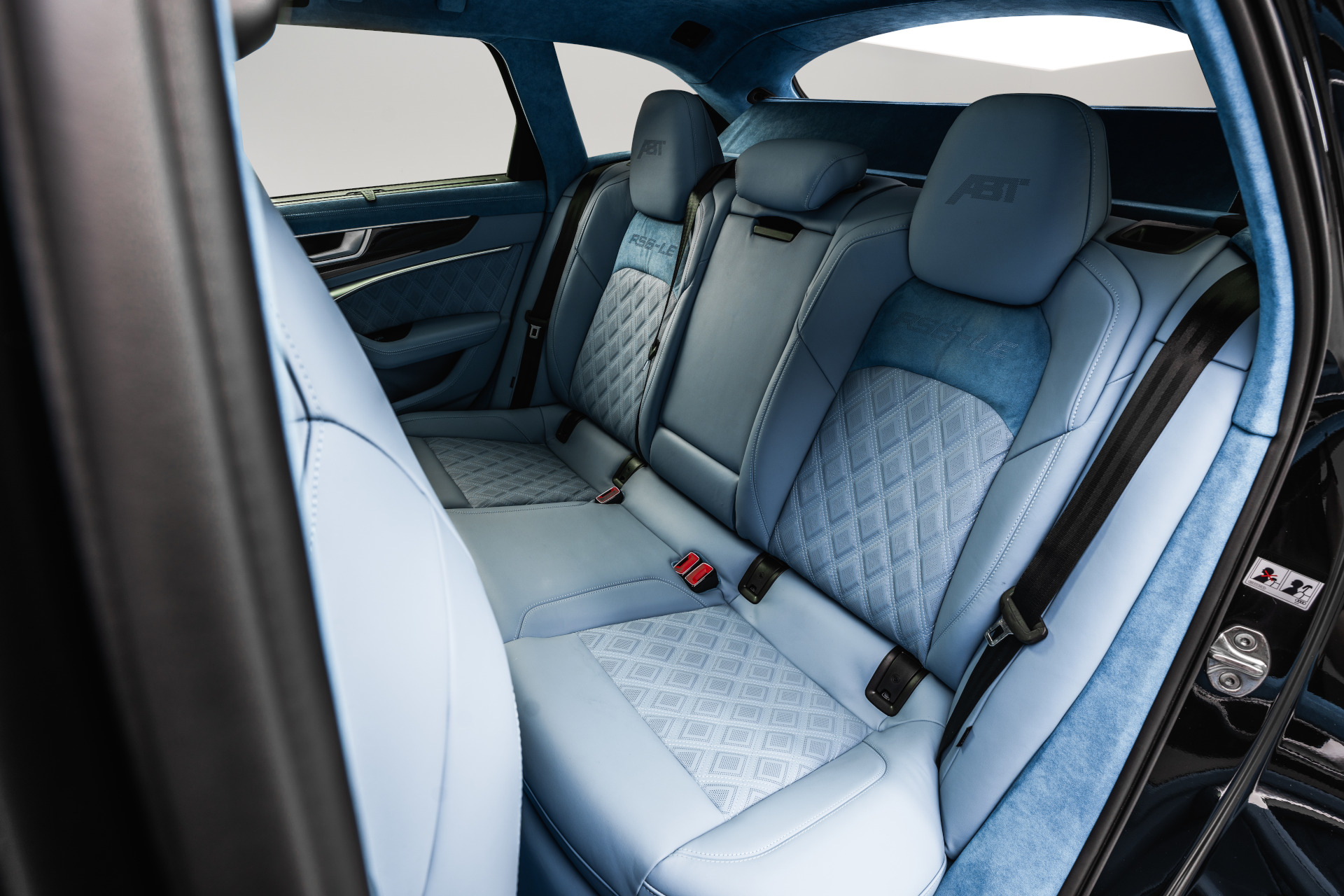 Nahaufnahme hintere Sitzreihe blaues Individual Interieur