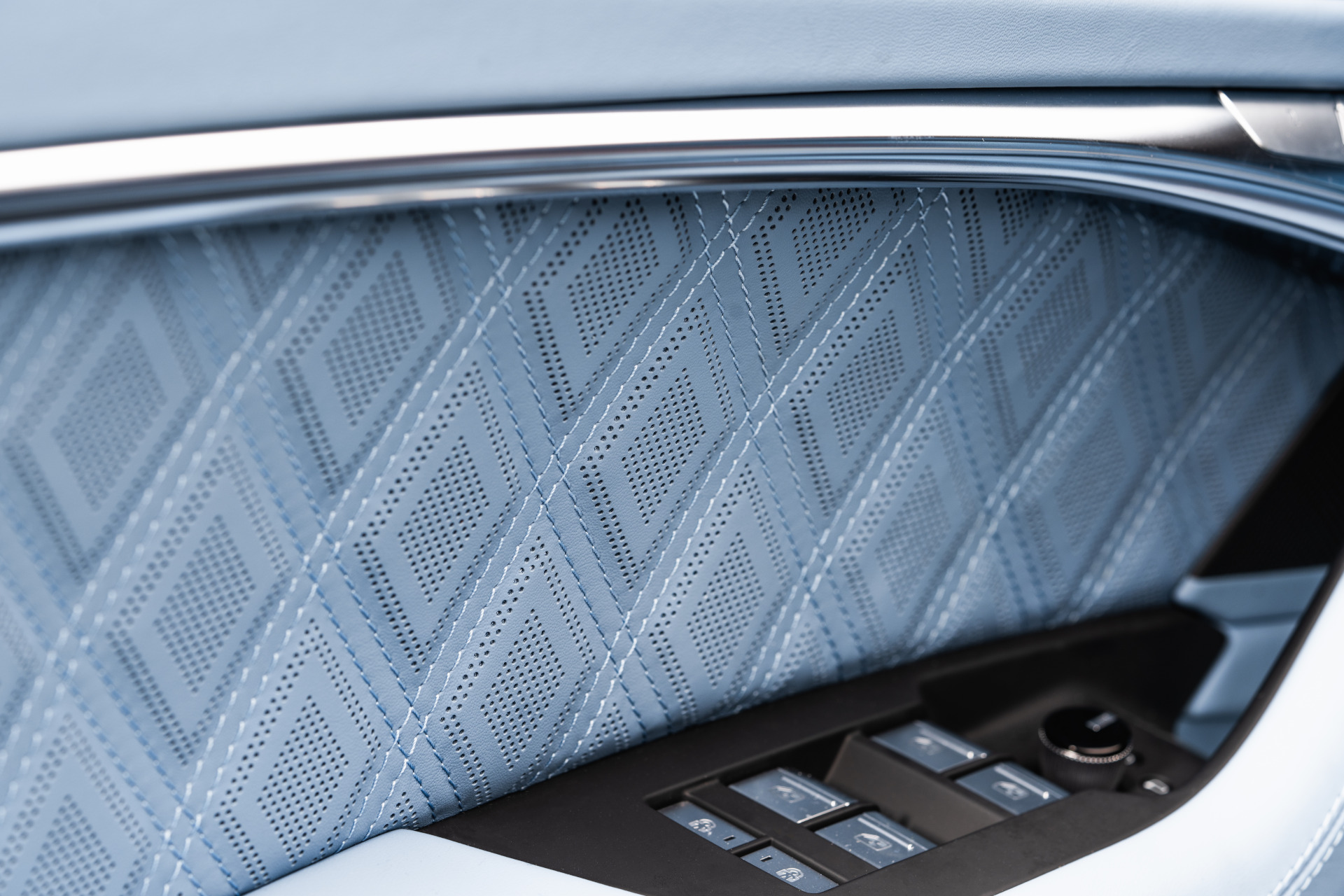 Nahaufnahme blaue Türverkleidung