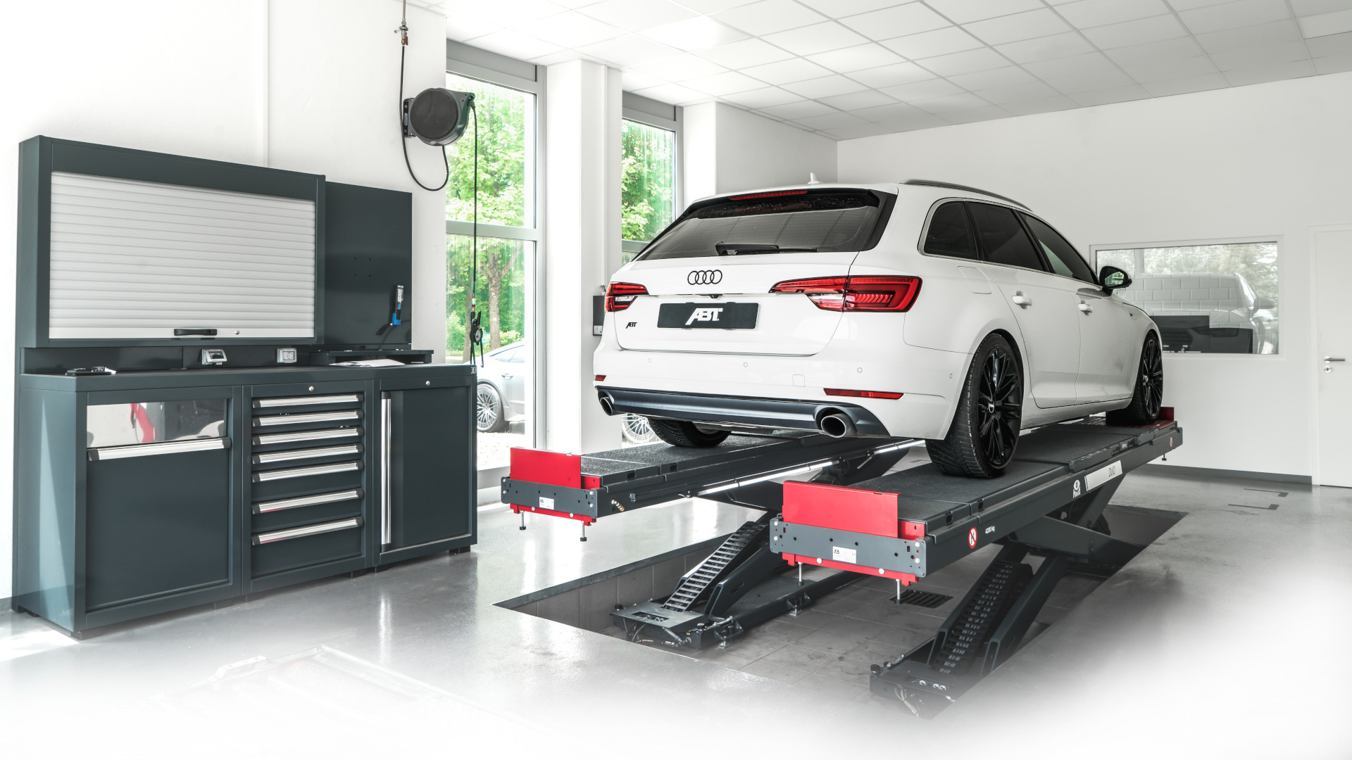 Fahrzeug auf der Hebebühne im ABT-Servicecenter