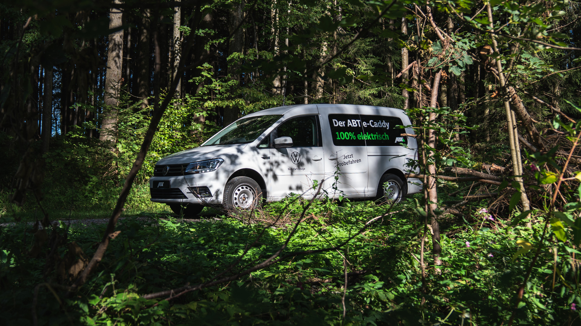 Seitlicher Blick auf einen ABT E-Caddy im Wald
